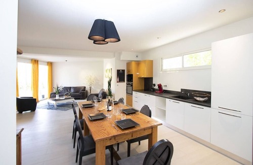 Roquefort-la-Bedoule Villa | Rouvières. Heated pool, air conditioning, gym