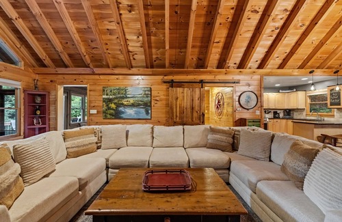 Mineral Bluff Cabin | Row Harder- Pet Friendly | Screened Porch | Riverside| Guest House
