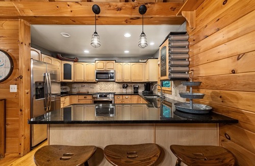 Mineral Bluff Cabin | Row Harder- Pet Friendly | Screened Porch | Riverside| Guest House