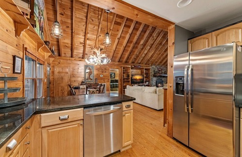 Mineral Bluff Cabin | Row Harder- Pet Friendly | Screened Porch | Riverside| Guest House