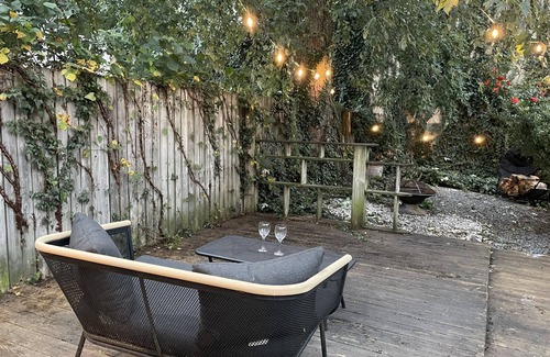 Lancaster House | Row-home 3min drive to Central Market,Office,Patio w/Fire Pit, Artistic Accents