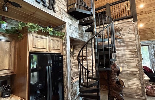 Broken Bow Cabin | Rowdy Bear Cabin-Fort PlaySet-Fishing Pond-Arcade-Foosball-XBox-Gas Grill-Hottub