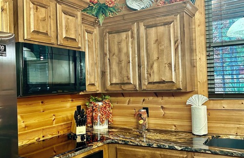 Broken Bow Cabin | Rowdy Fox Cabin-Zipline-Fishing-Shuffleboard-Arcade-Hot tub-Air Hockey-Sleeps 8