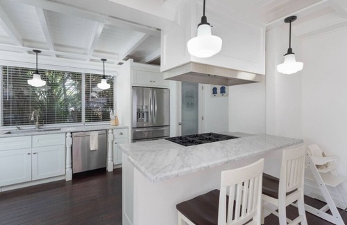 Pineapple Grove Arts District Cottage | Rowdy Rooster ~Steps to Atlantic ~ Hot Tub