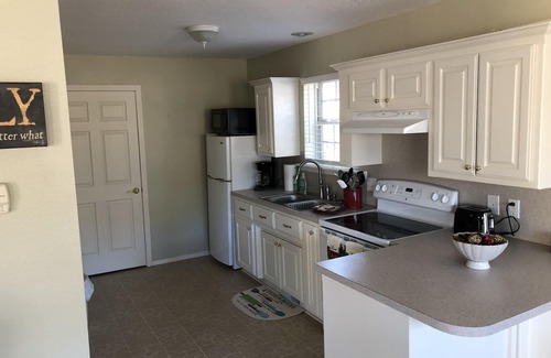 Mid America House | Royal Cottage on Lake Hamilton with Boat Ramp, WI-FI