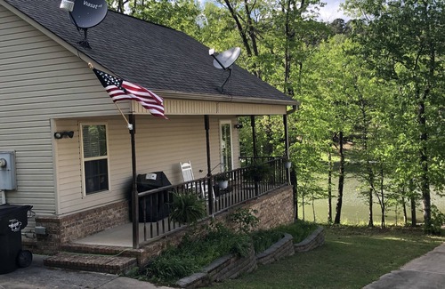 Mid America House | Royal Cottage on Lake Hamilton with Boat Ramp, WI-FI