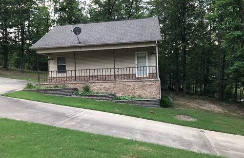 Mid America House | Royal Cottage on Lake Hamilton with Boat Ramp, WI-FI