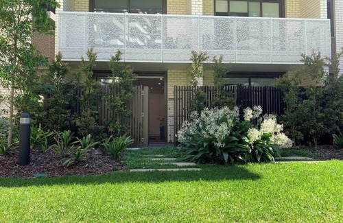 Caulfield North Apartment | Royal Executive Living - Garden Executive Home
