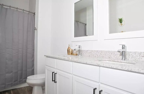 Lombard Apartment | *Royal* Luxury 1BR | Your Happy Place | Fast Wi-Fi