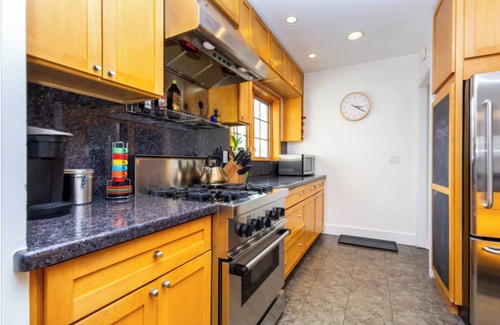 Royal Oak House | Royal Oak Health Retreat, King Bed & Crib, Infrared Sauna, Gym, Steam Shower+