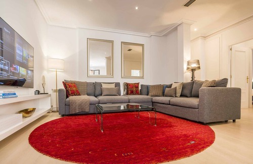 Palacio Apartment | Royal Palace by Skykey - Monthly rates available!