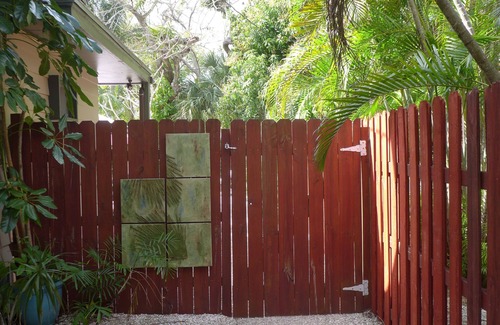 Altamont Manor Apartment | Royal Palm Apt-Huge BR, Remodeled Kitchen & Cabinets, Comfy Leather Sofa!