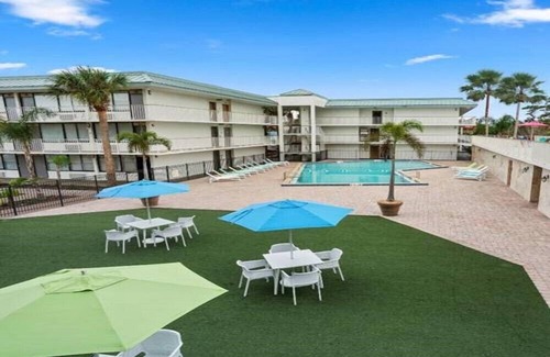 Historic Downtown Kissimmee Hotel | Royal Park Orlando Peaceful Room with 2 DBL Beds and Pool