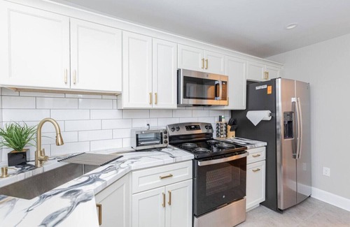 Mosby Apartment | Royal Respite: Green Kings & Grey Queens Hideaway!