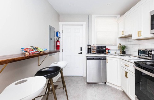 Mosby Apartment | Royal Respite: Green Kings & Grey Queens Hideaway!