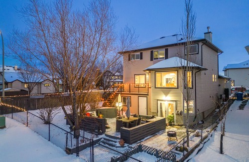 Chestermere House | Royal Retreat King beds in Chestermere, 20min to Calgary International Airport