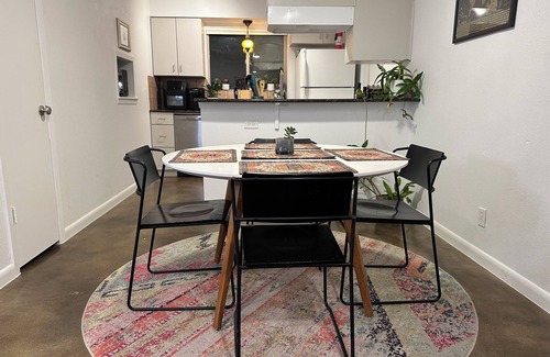 Parker Lane House | Royal Retreat – Luxe 2BR 5 mins to Downtown