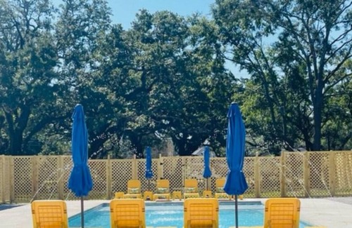 Hannon Park House | Royal Suite! 2Ba/1Ba/HUGE Balcony & Living Room.