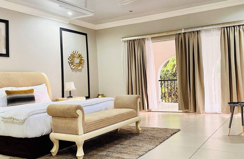 Bulawayo Apartment | Royal suite - en-suite bathroom (Bed Only)