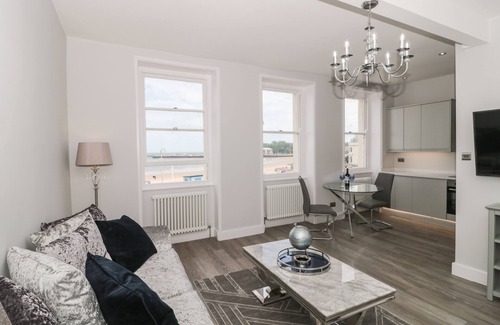 Weymouth Cottage | ROYAL TERRACE VIEW, romantic, country holiday cottage in Weymouth
