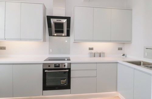 Weymouth Cottage | ROYAL TERRACE VIEW, romantic, country holiday cottage in Weymouth
