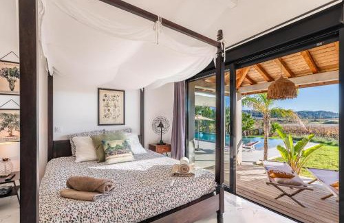 Plaissan Bed & Breakfast | Royal Tiki Lodges - Maison d'hôtes avec Piscine chauffée Jacuzzi- Chambres ou Villa entière - Villa SCL