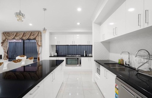 Tarneit House | Royal Vintage Central Tarneit Family Entertainer*