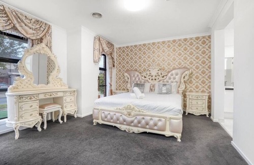 Tarneit House | Royal Vintage Central Tarneit Family Entertainer*