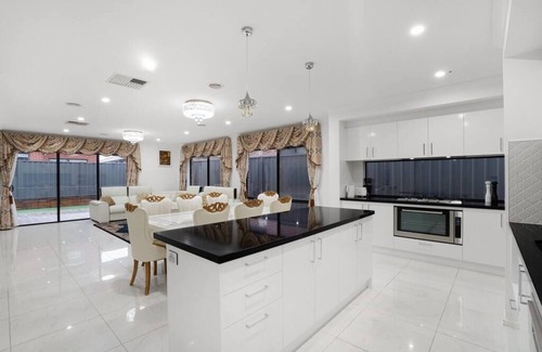 Tarneit House | Royal Vintage Central Tarneit Family Entertainer*