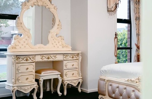 Tarneit House | Royal Vintage Central Tarneit Family Entertainer*