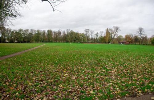 Northampton House | Royale Green View House- free parking, Wifi, Perfect for Contractors and Holiday