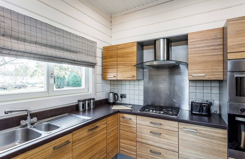 Harlow Apartment | Roydon Two Bedroom Lodge with Hot Tub (Pet)
