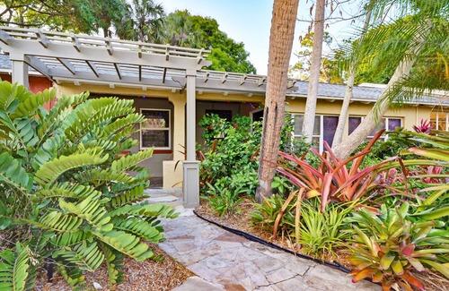 Indian Beach Sapphire Shores Apartment | ROYS PLACE Romantic/Private Near Downtown and Beaches. Private Heated Pool!