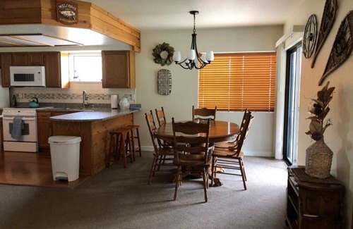 June Lake Apartment | RR-edgewater02