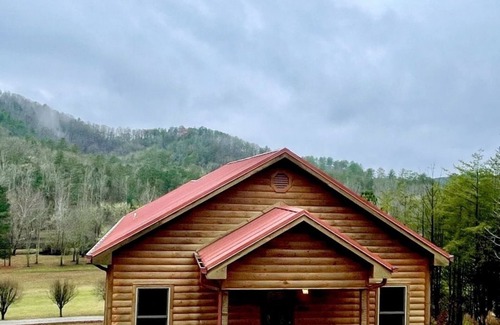 Tellico Plains Cabin | Ruby Bear - 2 Bedrooms, 1 Baths, Sleeps 4 by RedAwning