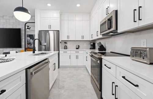 Florida Center House | Ruby’s Retreat | Luxe suites, big PVT pool & patio - mins to Universal & airport