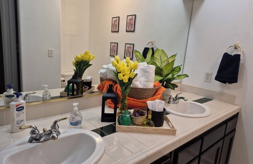Raisin House | Rudraksha-Five Bed Home, NE Fresno,Sleeps 10,Shopping,Dining,Tourist Attractions