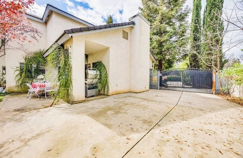 Raisin House | Rudraksha:Five bed, NE Fresno;shopping,dining,tourist attractions,sleeps 9.
