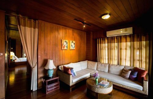 Chang Phueak Resort | Ruen Come In