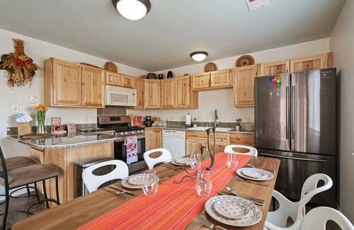 Southside Apartment | Rufina · Steps to Meow Wolf & Breweries