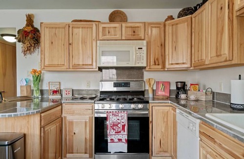 Southside Apartment | Rufina · Steps to Meow Wolf & Breweries