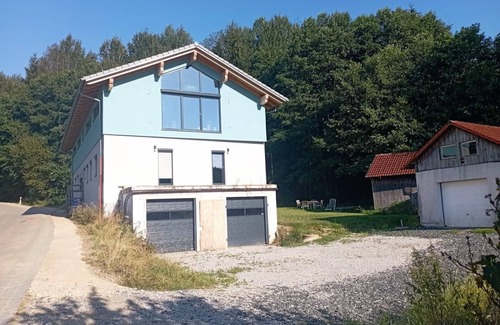 Waldmuenchen Apartment | Ruhig Gelegene Ferienwohnung mit Holzofen