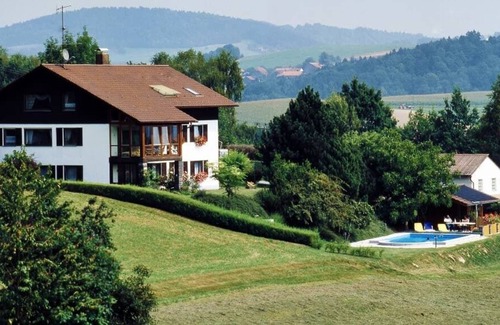 Ebersdorf Apartment | Ruhig gelegene Ferienwohnung mit beheiztem Pool