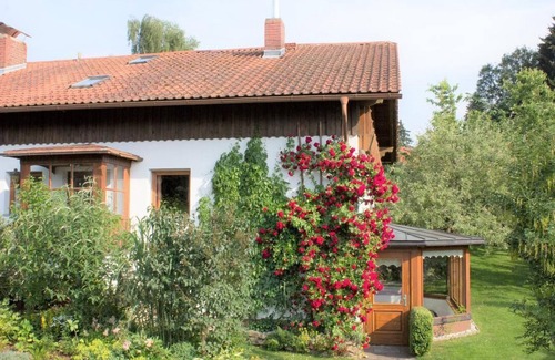 Ginselsried Apartment | Ruhige OG-Wohnung mit zwei Balkonen und Kachelofen im Herzen des Bayerischen Waldes