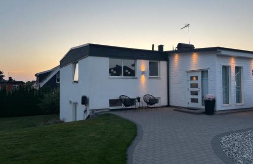Vaxjo House | Rum i modern stor & ljus villa nära centrum