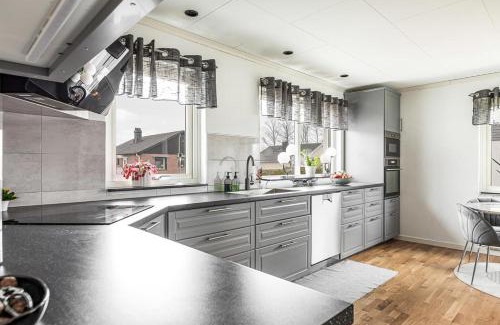 Vaxjo House | Rum i modern stor & ljus villa nära centrum