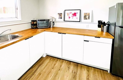Golden Condo | Rumble's Retreat - Downtown 2Bdr suite
