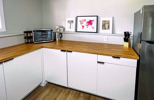 Golden Condo | Rumble's Retreat - Downtown 2Bdr suite