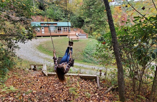 Topton Cabin | Running Squirrel Ridge cabin w/Hot tub+WiFi+firepit+deck & trails w/lake view!