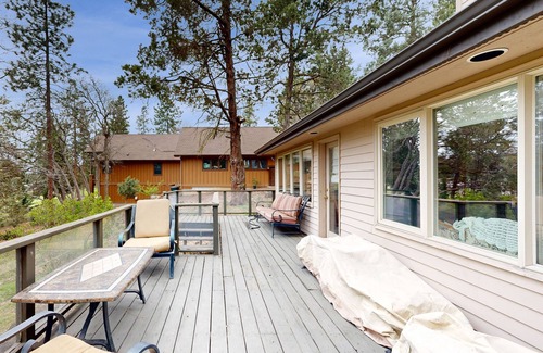 Klamath Falls House | Running Y Resort home on 1st fairway with shuffleboard